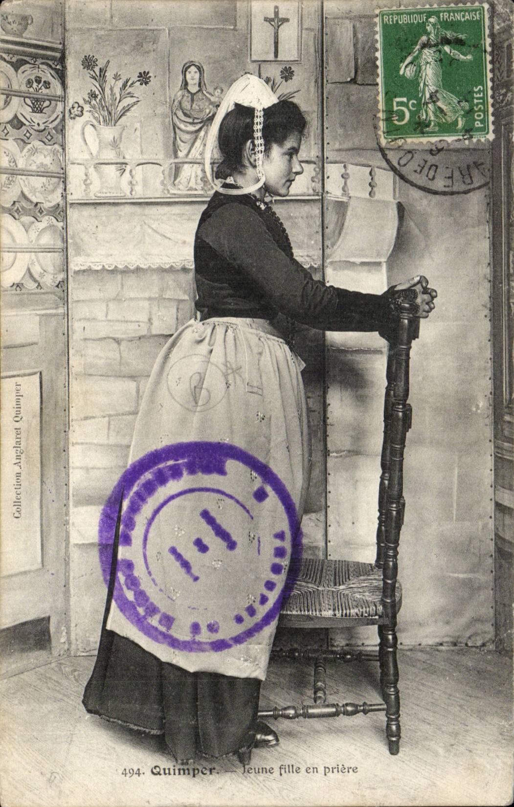 Quimper CPA Jeune fille en priere (folklore coiffe)