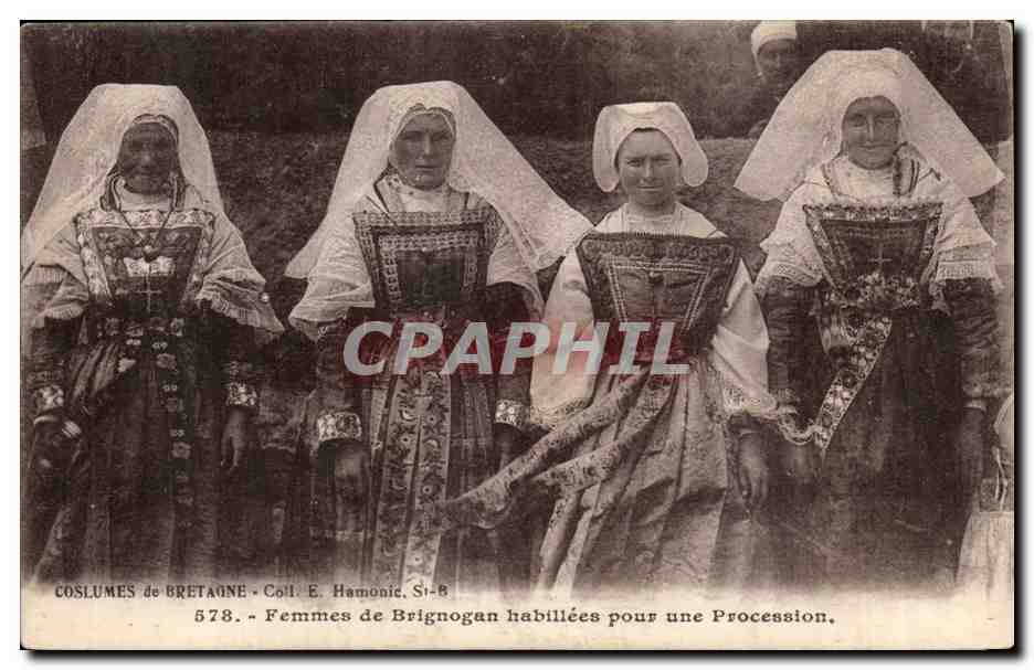 CPA Femmes de Brignogan habillees pour une procession (folklore coiffes) TOP Bretagne