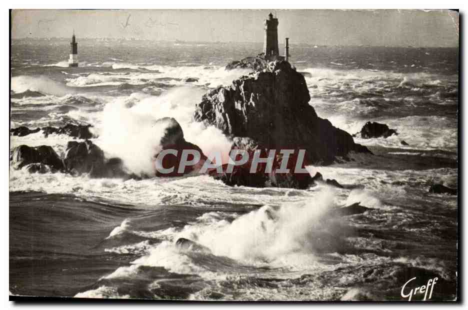 En Bretagne CPa Pointe du Raz de Sein Tempete sur le phare de la Vieille