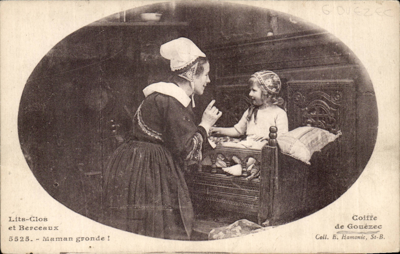 CPA Lits clos et berceaux Coifee de Gouezec Maman gronde !