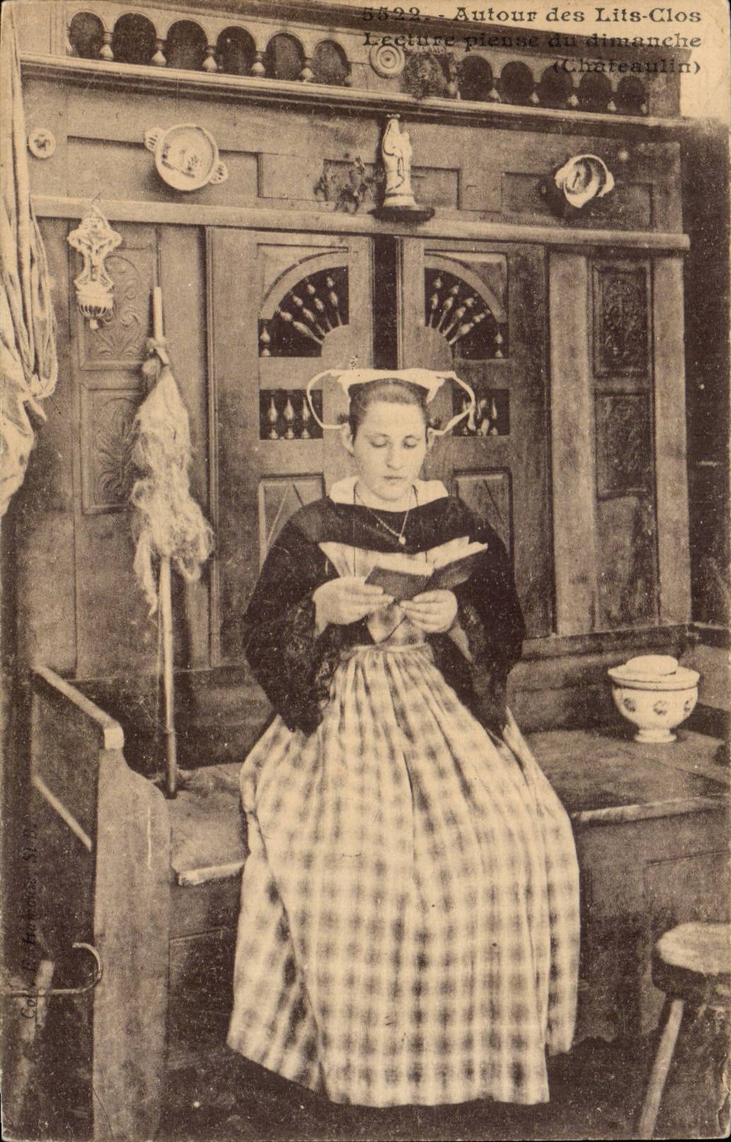 Autour des lits clos CPA Lecture pieuse du dimanche (folklore costume Bretagne Finistere) Chateaulin