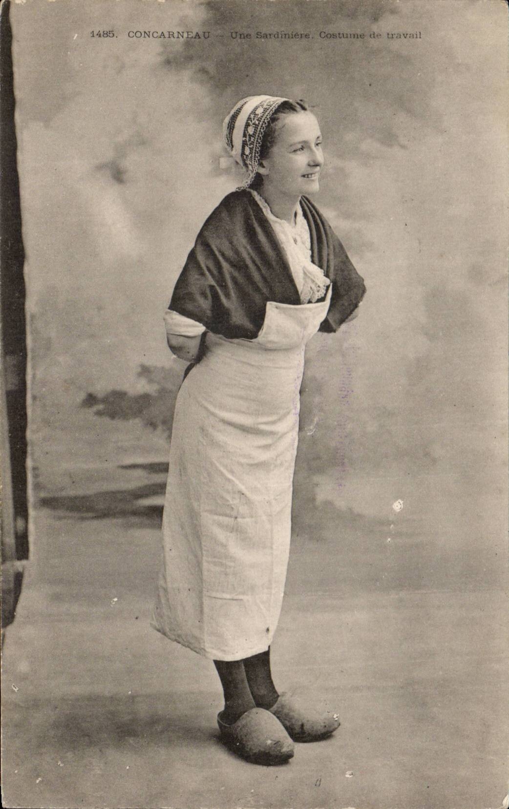 Concarneau CPA Une sardiniere Costume de travail (peche metiers) TOP