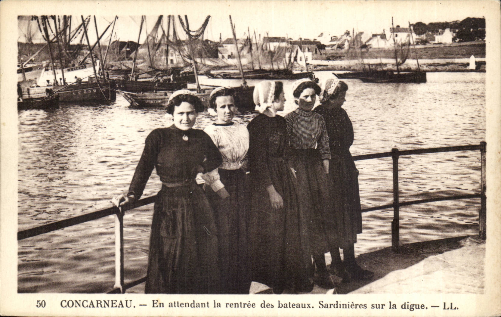 Concarneau — Sardinières sur la digue attendant la rentrée des bateaux — LL. n°50