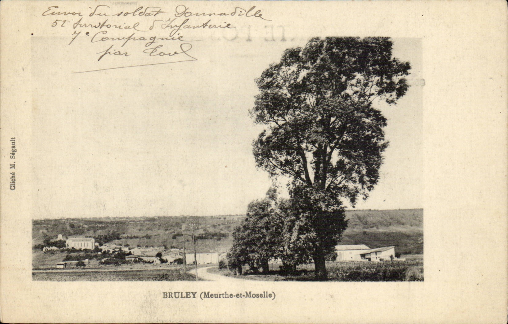 Bruley (Meurthe-et-Moselle) — vue du village avec grand arbre — cliché M. Séganit