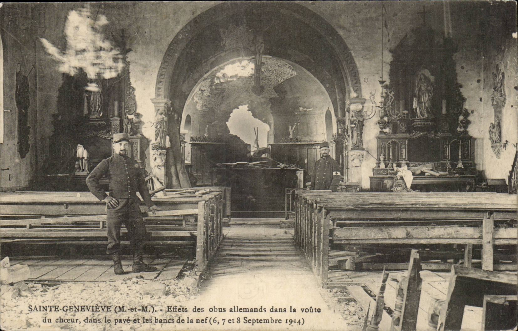 Sainte-Geneviève (M.-et-M.) — Effets des obus allemands dans la voûte du chœur, dans le pavé et les bancs de la nef (6, 7 et 8 Septembre 1914)