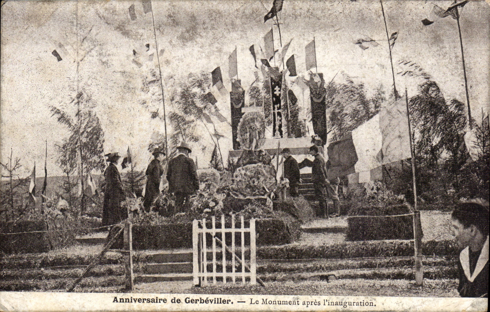 Anniversaire de Gerbéviller — Le Monument après l'inauguration.