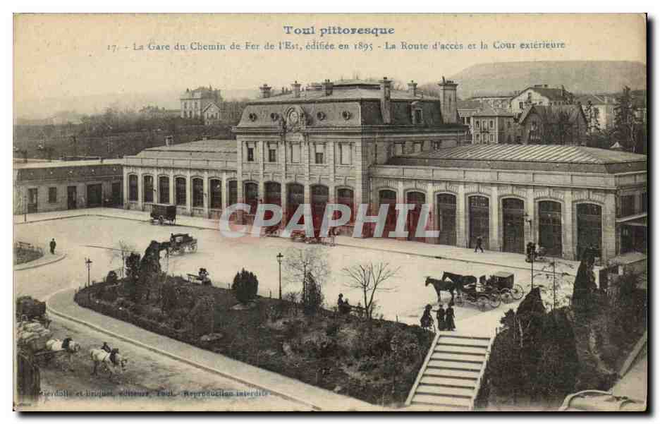 Toul pittoresque — La Gare du Chemin de Fer de l'Est, édifiée en 1895 — La Route d'accès et la Cour extérieure — éditée par Merdille et Bruguet, Toul