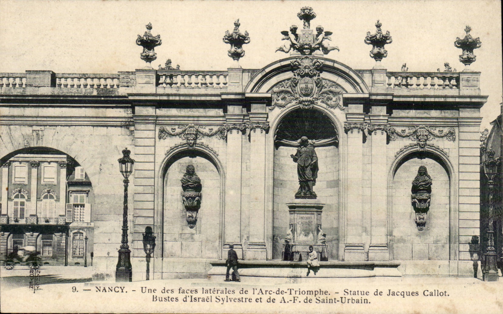 Nancy — Une des faces latérales de l'Arc-de-Triomphe — Bustes d'Israël Sylvestre et de A.-F. de Saint-Urbain — Statue de Jacques Callot
