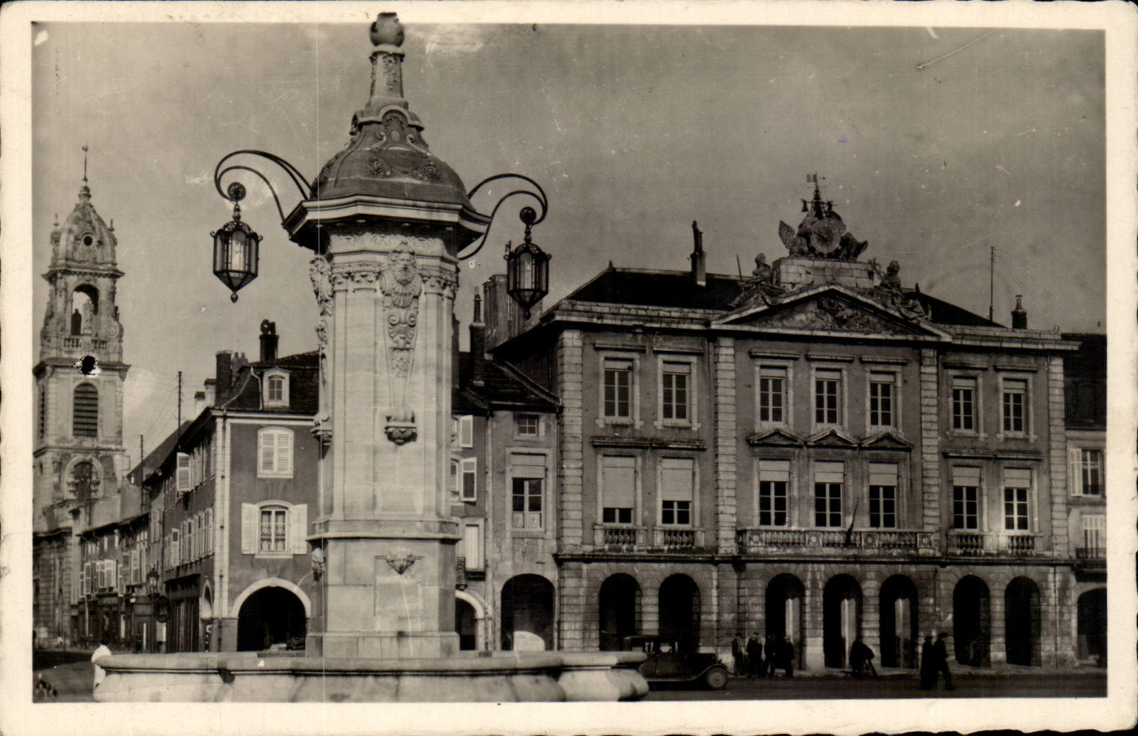 Pont-à-Mousson — Place Duroc avec fontaine et hôtel de ville — Comblain Imp. Macon