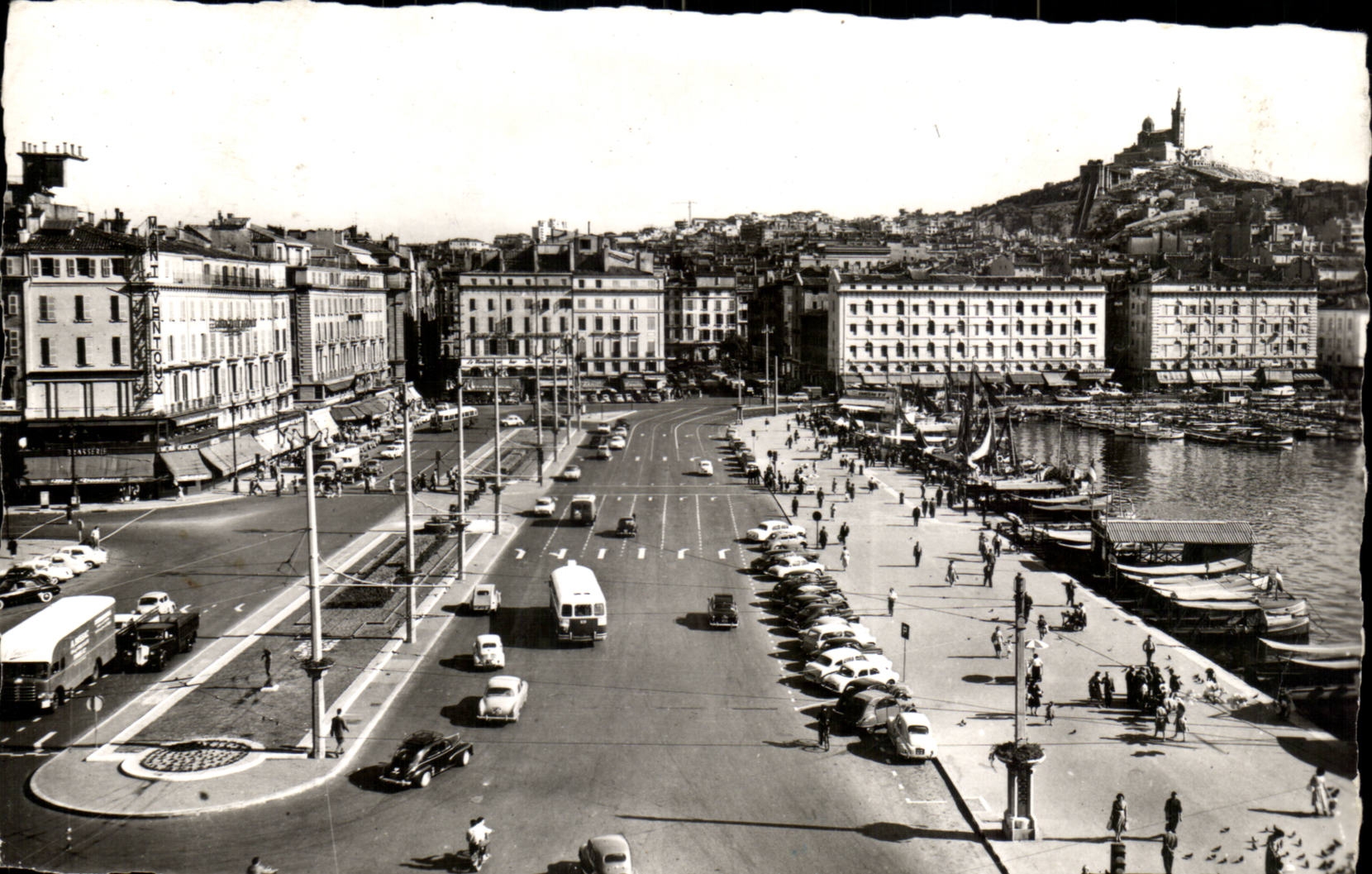 Marseille CPA Le quai des Belges Au fond Notre Dame de la Garde