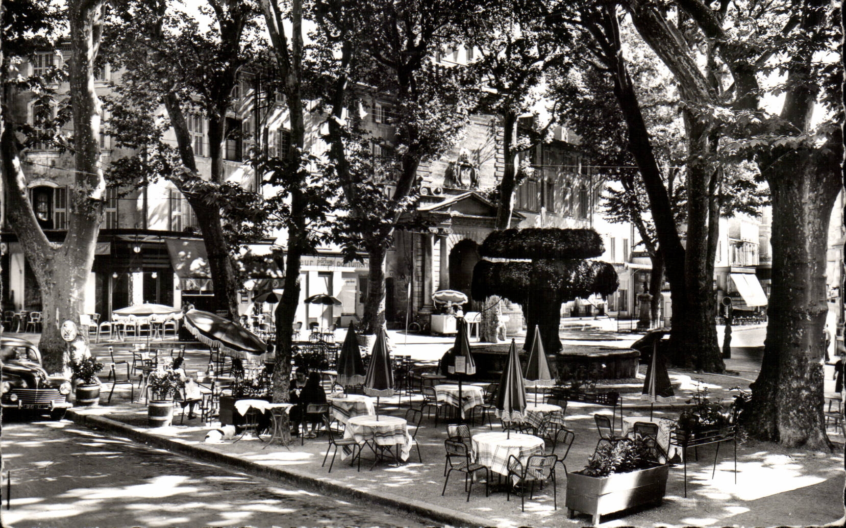 Salon de Provence CPA La fontaine Moussue et la place Croussillat