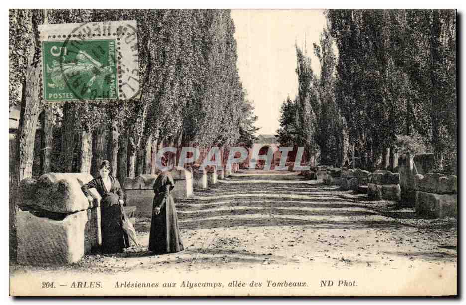 Arles — Arlésiennes aux Alyscamps, allée des Tombeaux — ND Phot. n°204