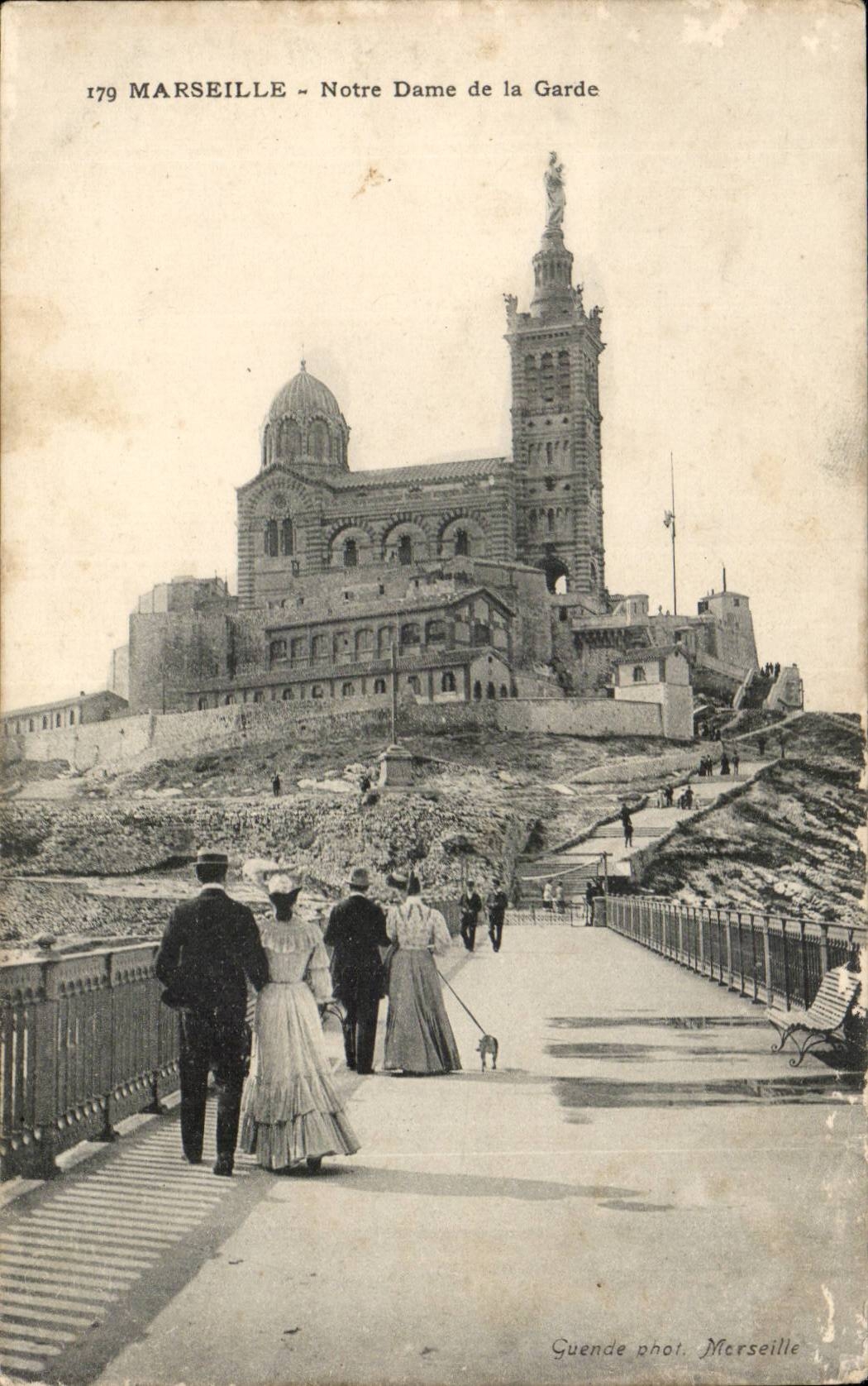 Marseille - Notre Dame de la Garde - chien - beautiful dresses - CPA 