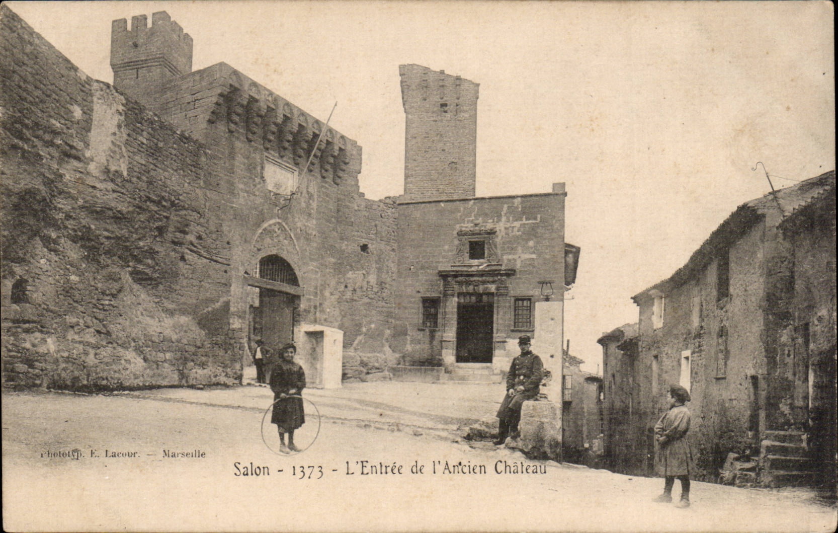 CPA Salon L'entree de l'ancien chateau