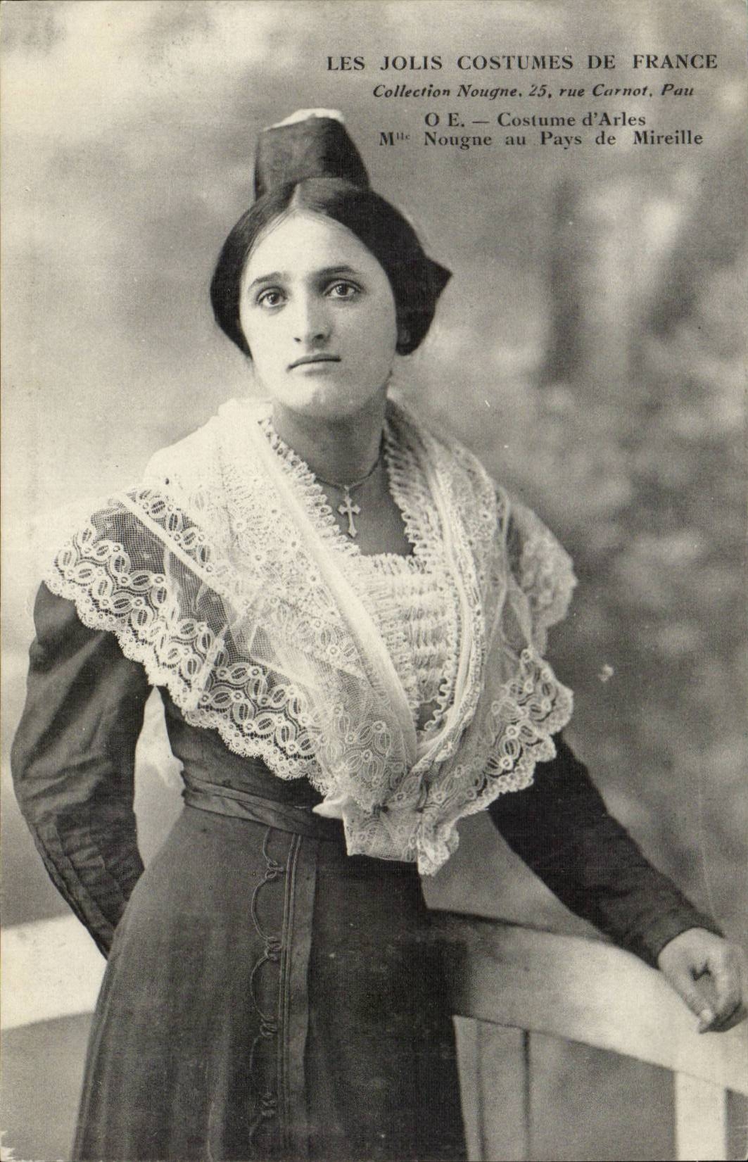 Femme en costume d'Arles — Collection Nougne, 25 rue Carnot, Pau
