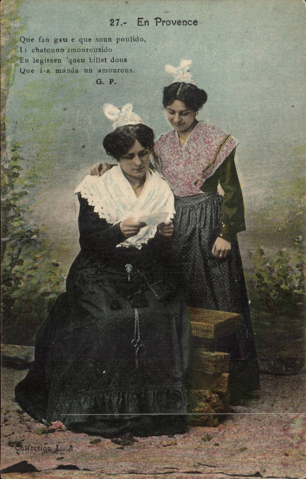 CPA en Provence Femmes (folklore costume)