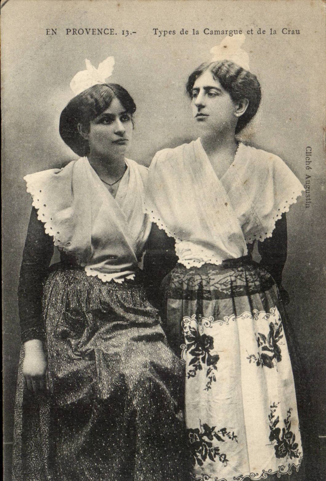 CPA en Provence Femmes Types de la CAmargue et de la CRau (folklore costume)