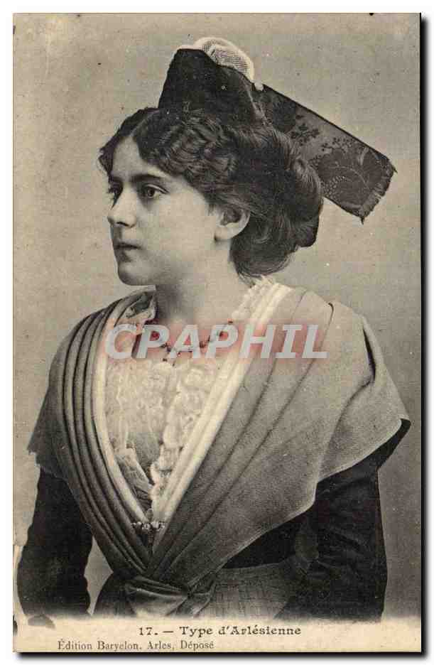 CPA en Provence Femme Type d'arlesienne (folklore costume)