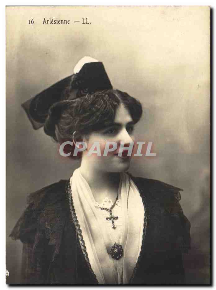 CPA en Provence Femme Type d'arlesienne (folklore costume)