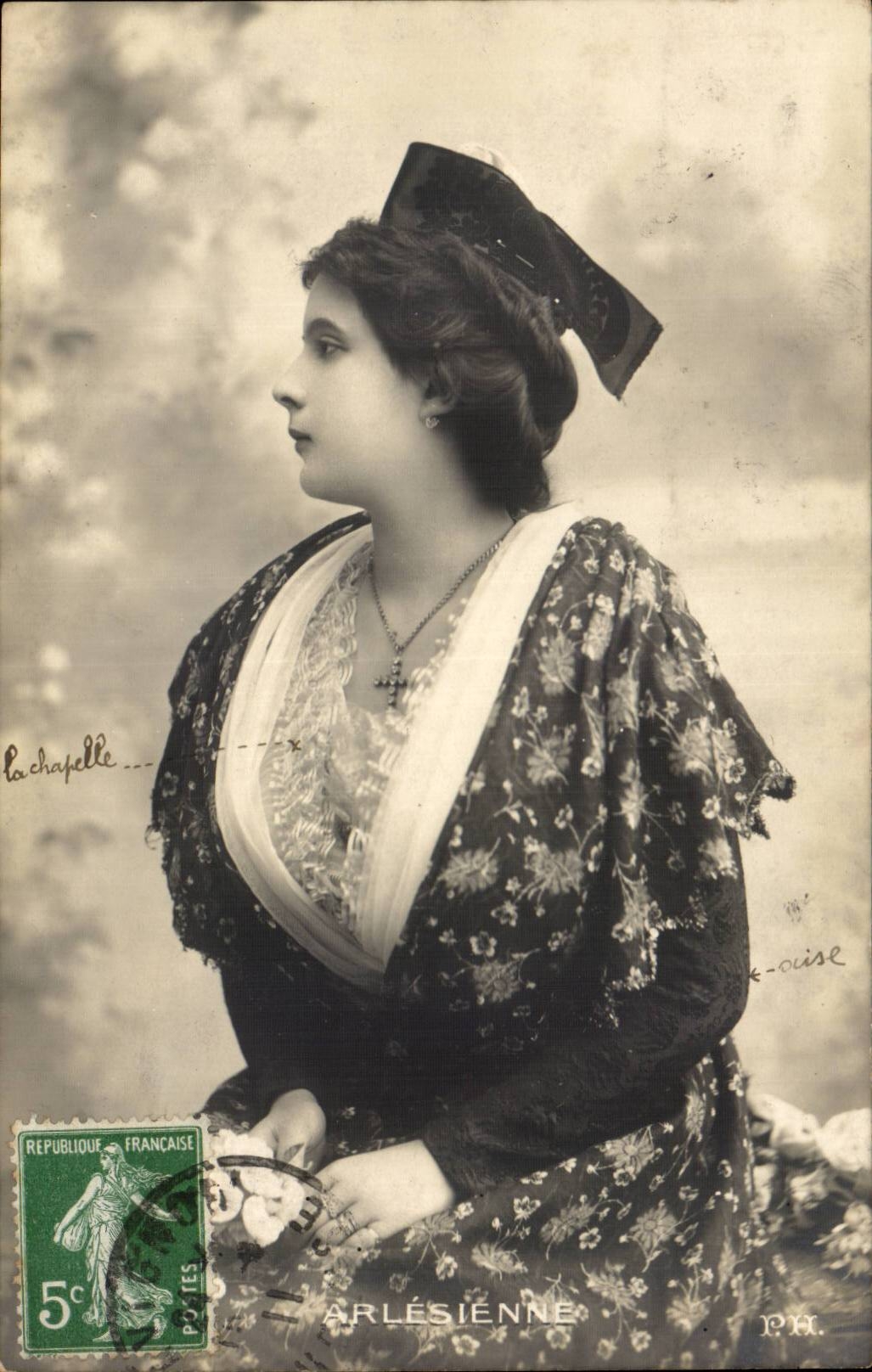 CPA en Provence Femme Type d'arlesienne (folklore costume)