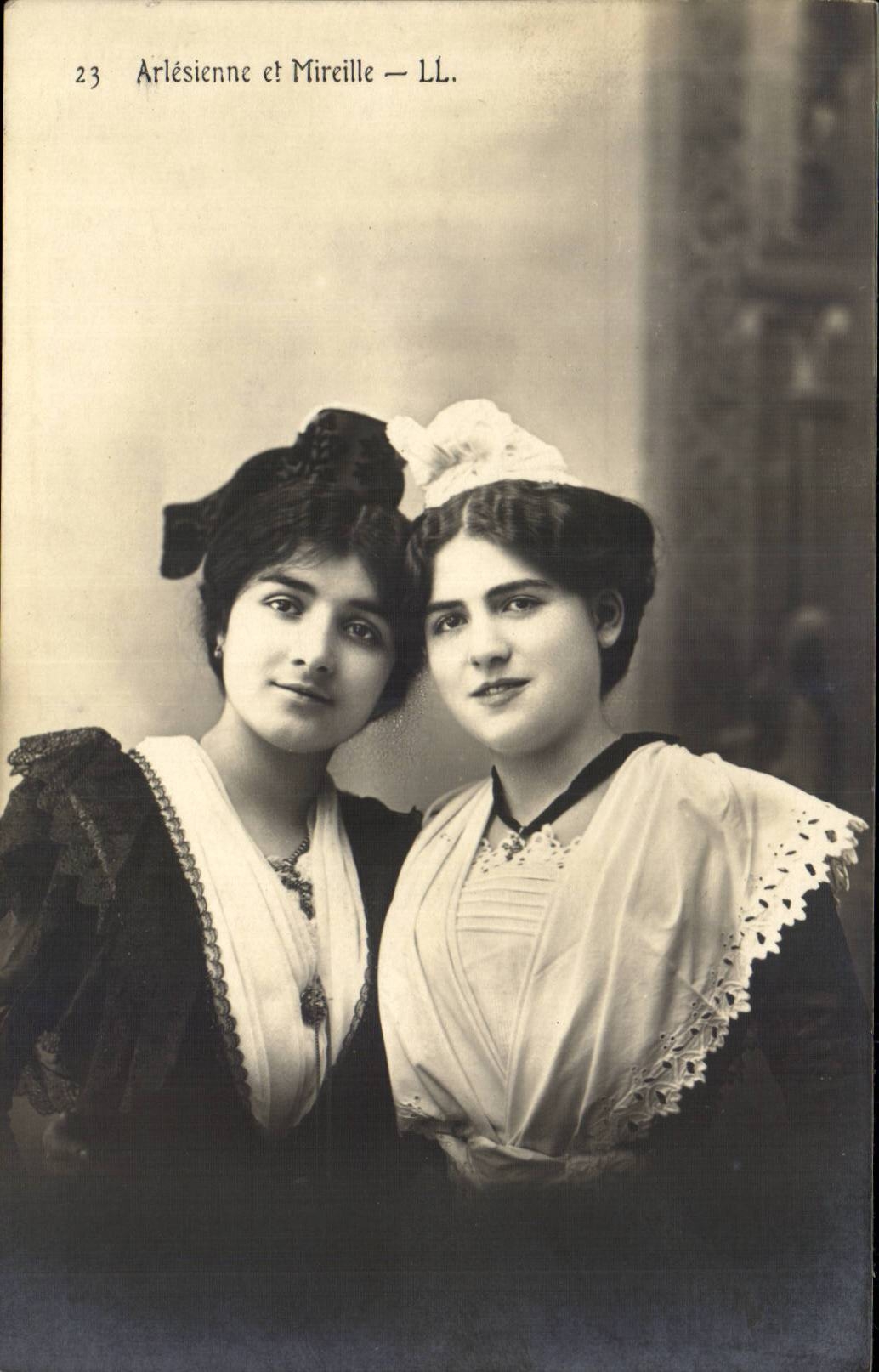 CPA en Provence Femme Type Arlesienne et Mireille (folklore costume)