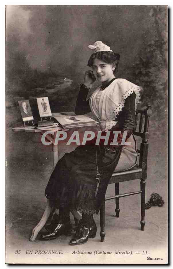 CPA en Provence Femme Type Arlesienne (costume Mireille) (folklore costume)
