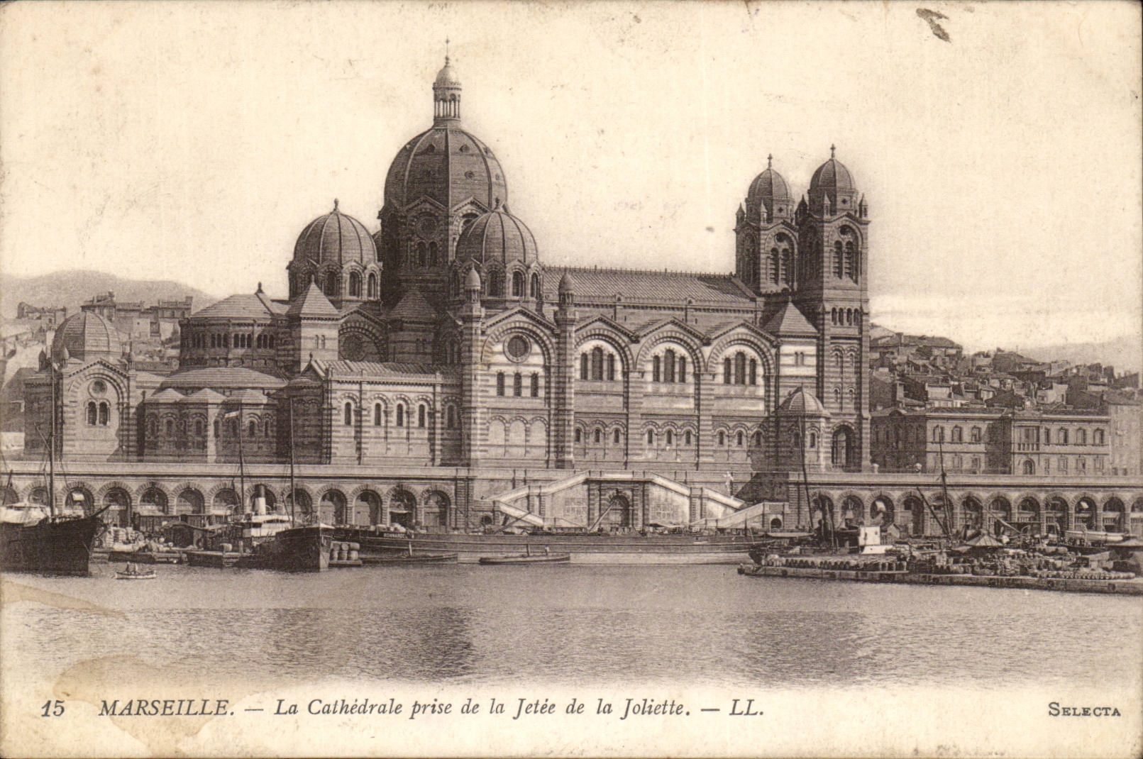 CPA Marseille La cathedrale prise de la jetee de la Joliette