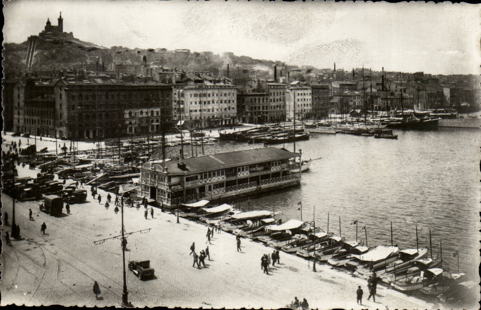 Marseille CPA Le vieux port Les quais au fond Notre Dame de la Garde