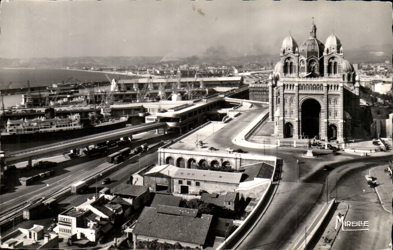 Marseille CPA La cathedrale et les quais de la Joliette