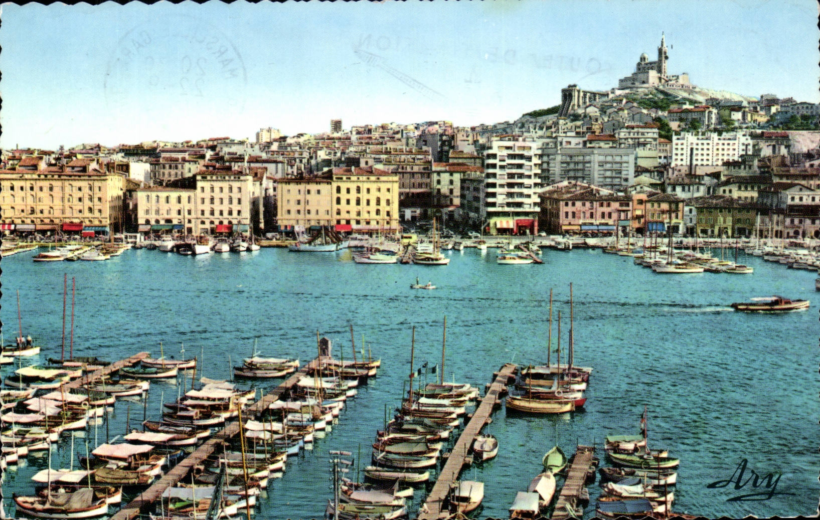 Marseille CPA Barques de peche dans le port et Notre dame de la garde