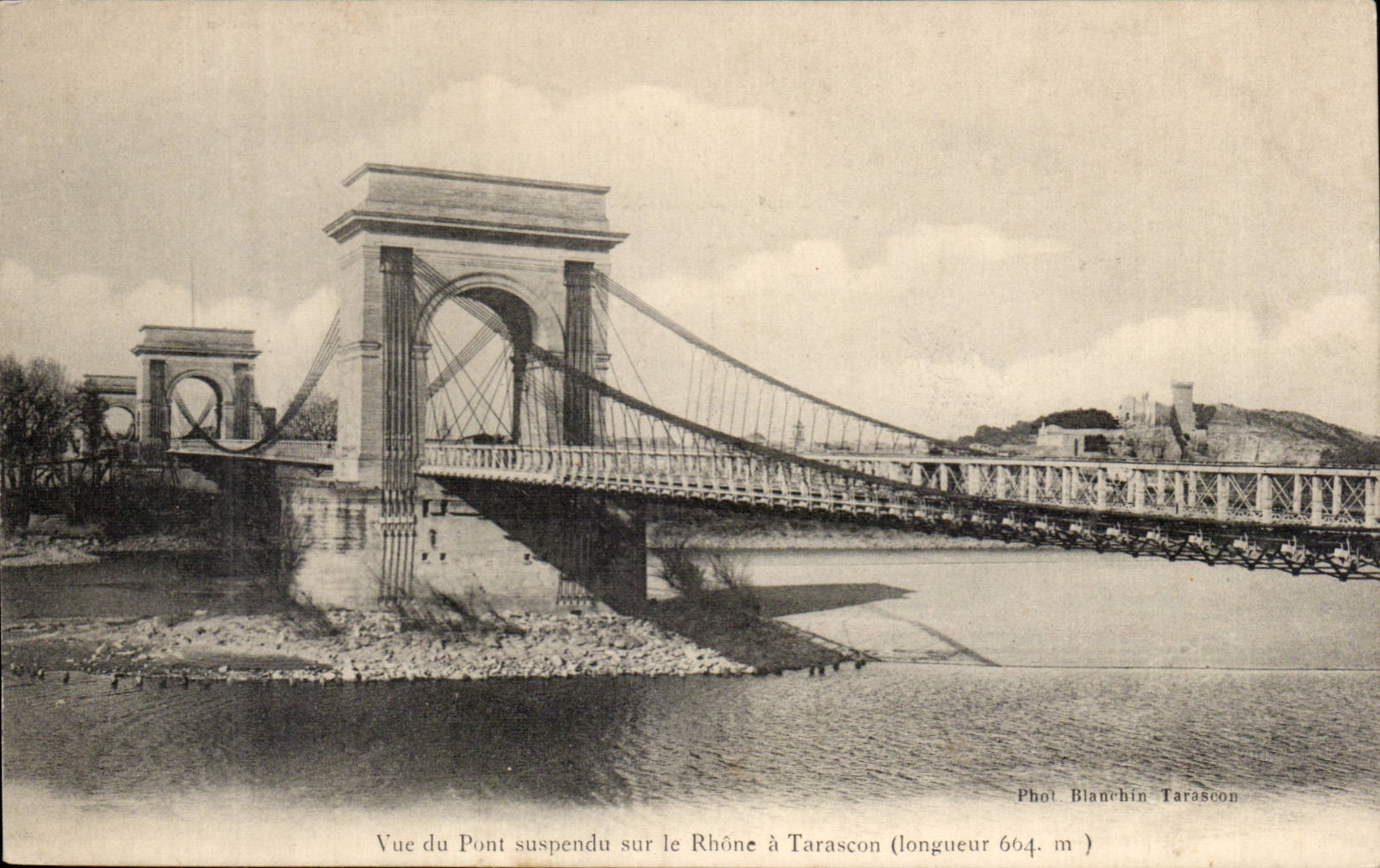 CPA Vue du pont suspendu sur le Rhone a Tarascon 