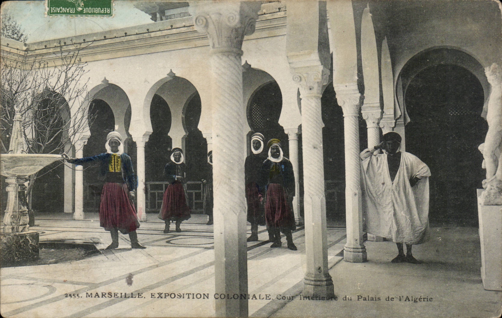 Marseille, Exposition Coloniale — Cour Intérieure du Palais de l'Algérie — éditeur République Française, n° 2455