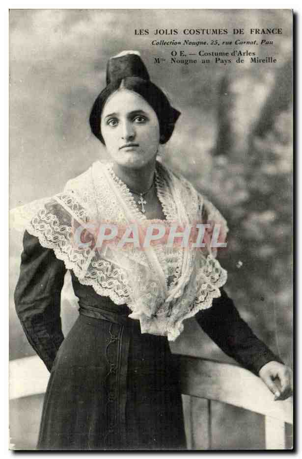 CPA Les jolis costumes de France Arles Mlle Nougue au Pays de Mireille (femme folklore costume coiffe)