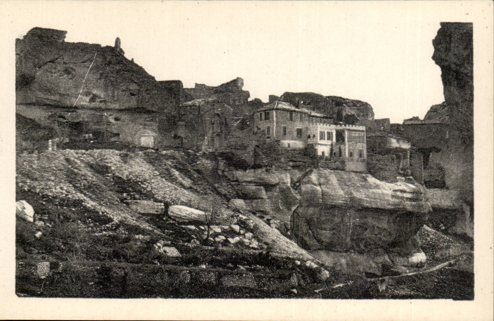Les Baux — Teil der Mauern und der Römischen Straße — Hotel de la Reine Jeanne — Éd. J. Georges Amles, n° 223
