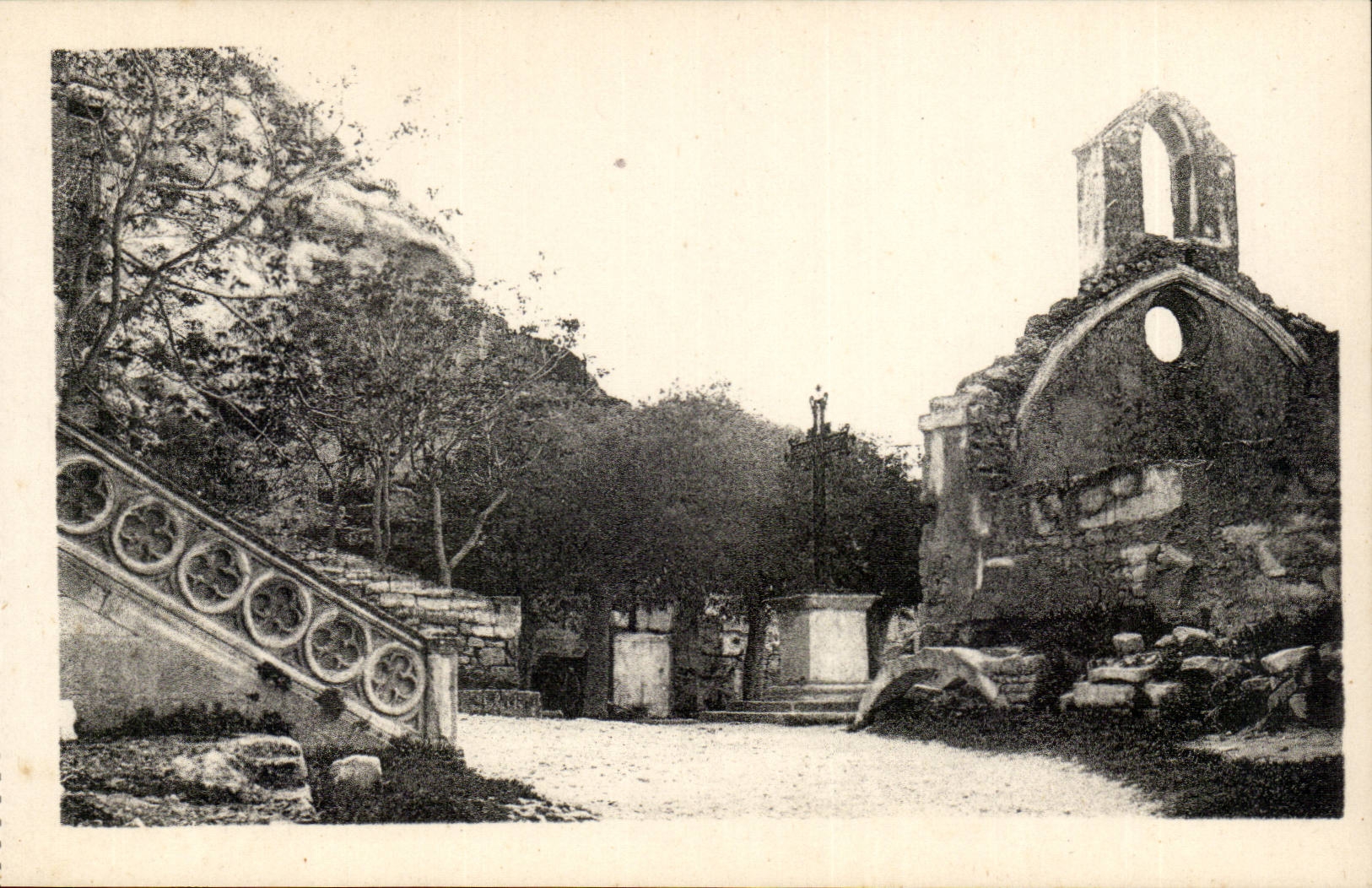Les Baux — Place de l'Église et Chapelle des Pénitents blancs — J. GEOFFRE, n°225