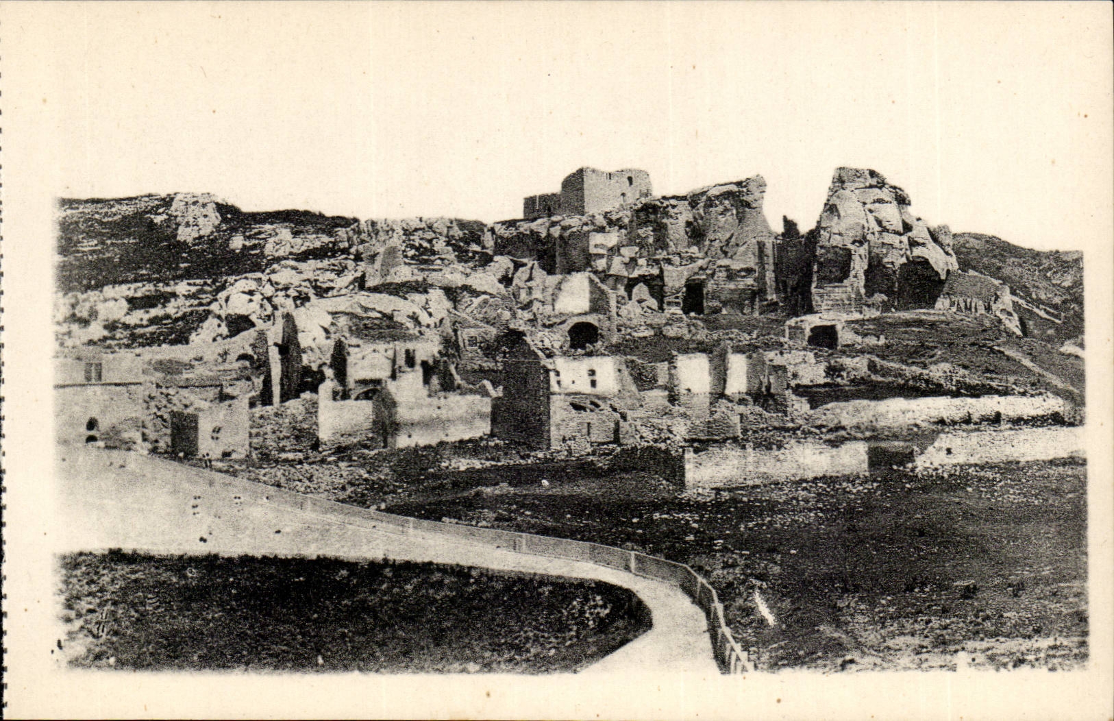 Les Baux — Ruines de l'ancien hôpital et du château — Édit. J. George - Arles