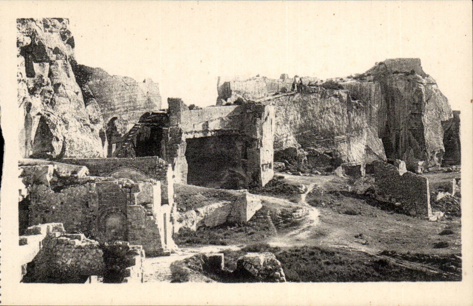 Les Baux — Partie des ruines du Château féodal et la Tour Sarrasine, Xe siècle