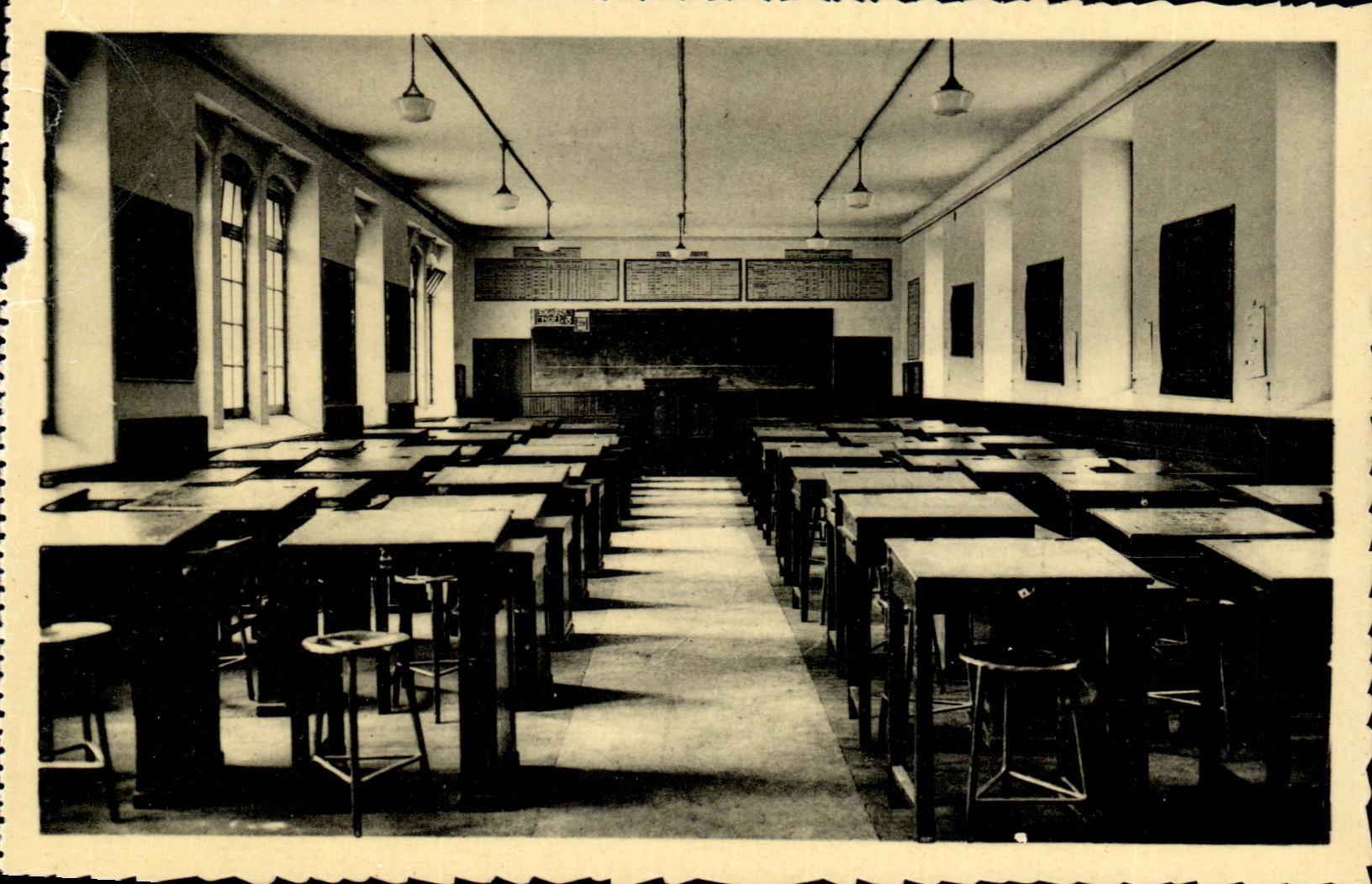 Aix en Provence CPA Ecole nationale d'arts et metiers Une salle d'etudes et de dessin