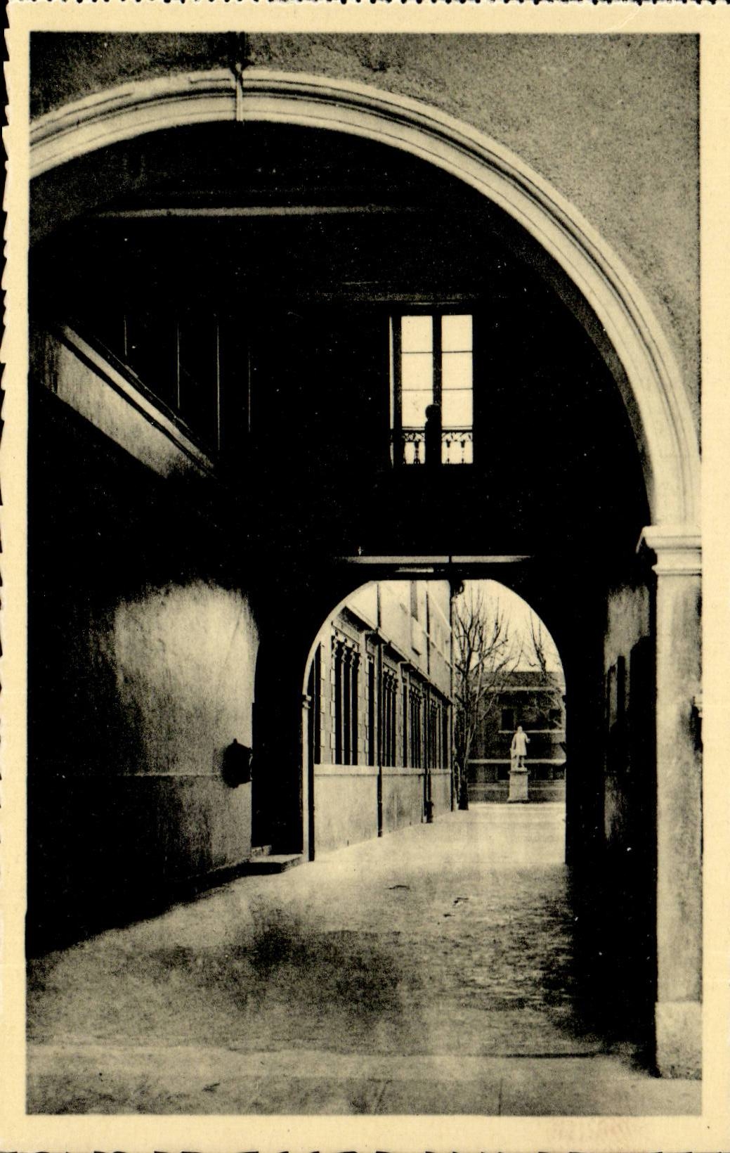 Aix en Provence CPA Ecole nationale d'arts et metiers Voute faisant communiquer les cours de 1er et 2eme annees
