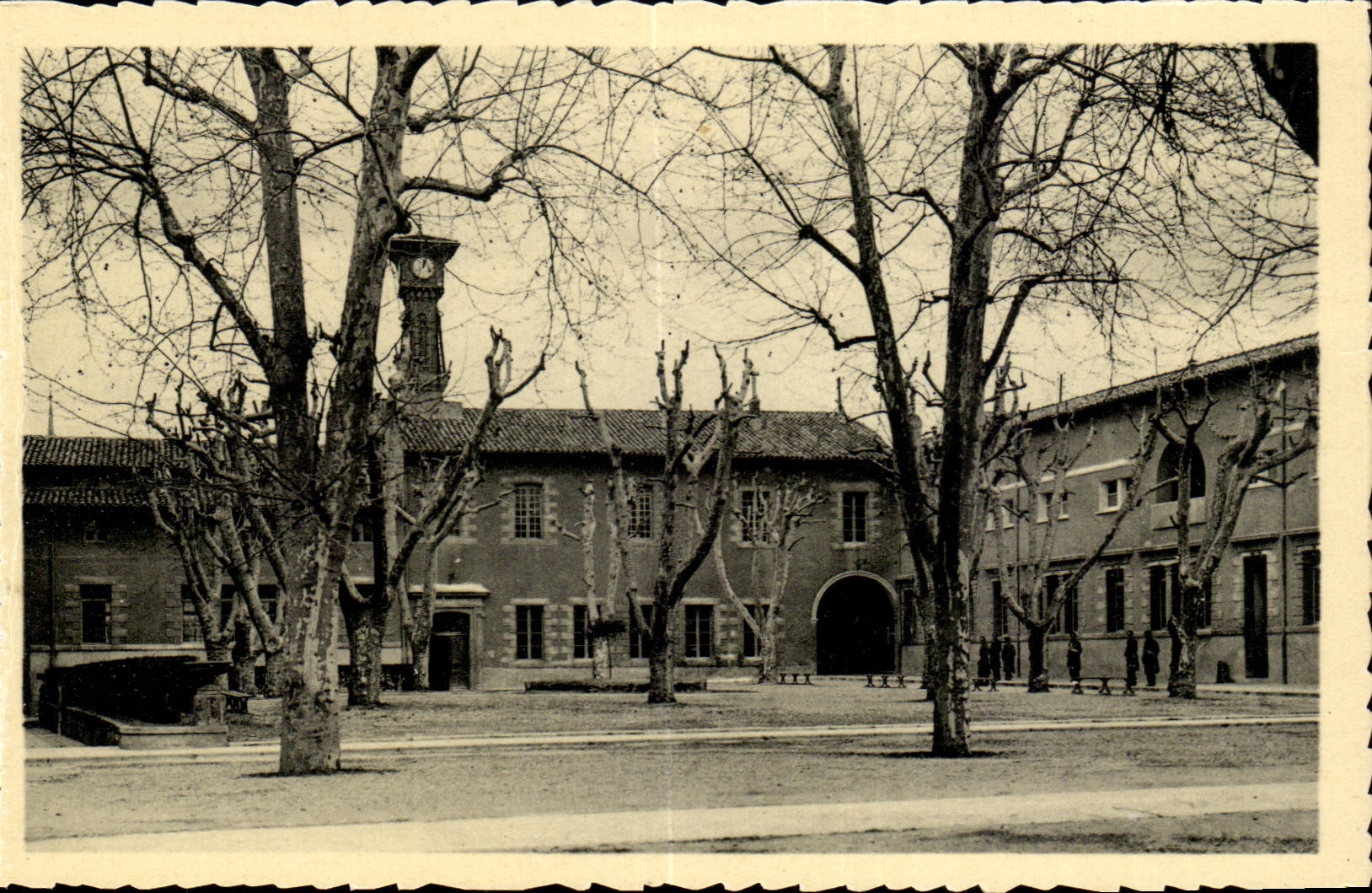Aix en Provence CPA Ecole nationale d'arts et metiers Une cour d'eleves (2eme annee)