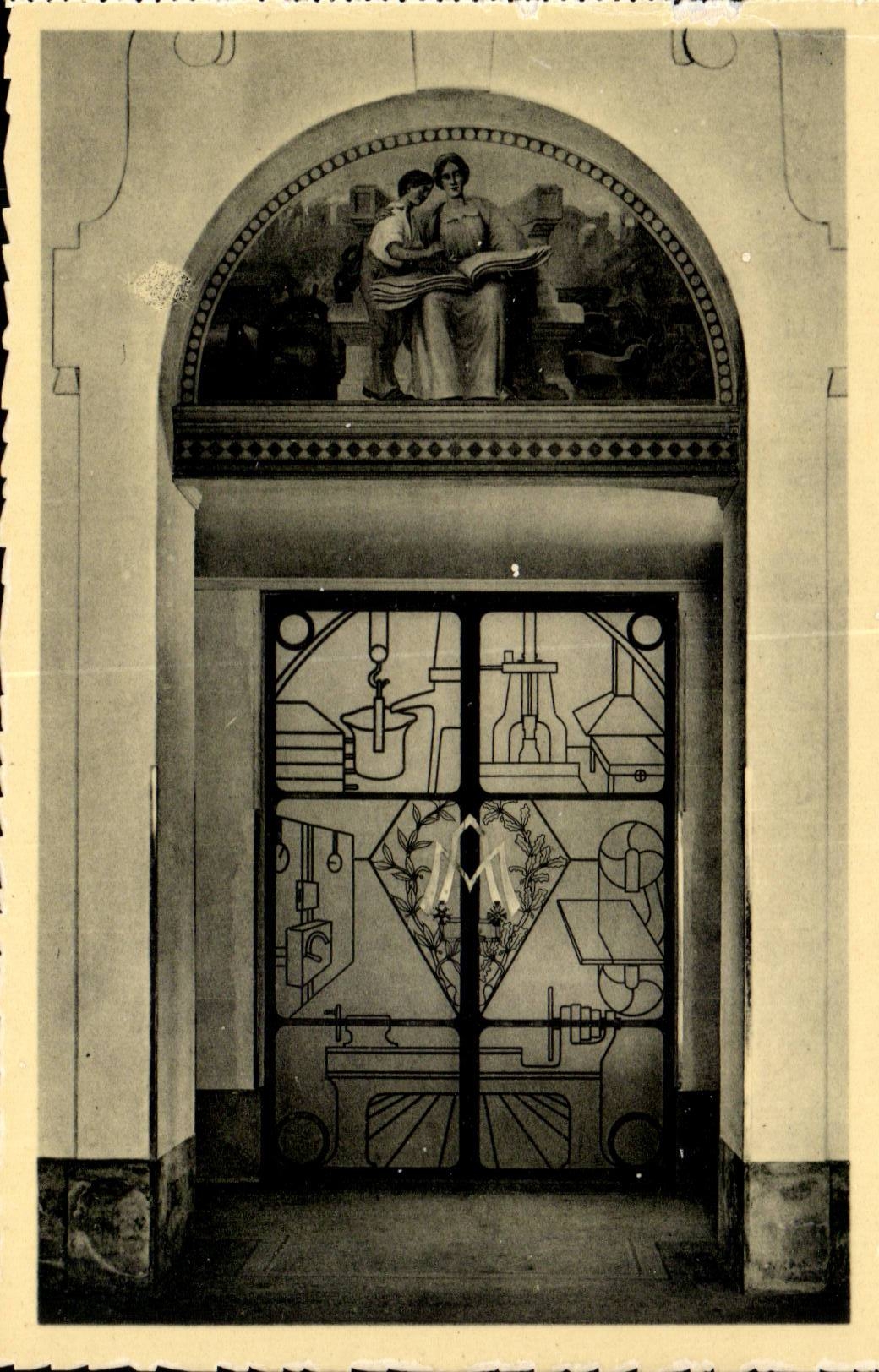 Nationalschule für Künste und Handwerke — Eingangsvestibül — Ornamentale Eisen-Tür