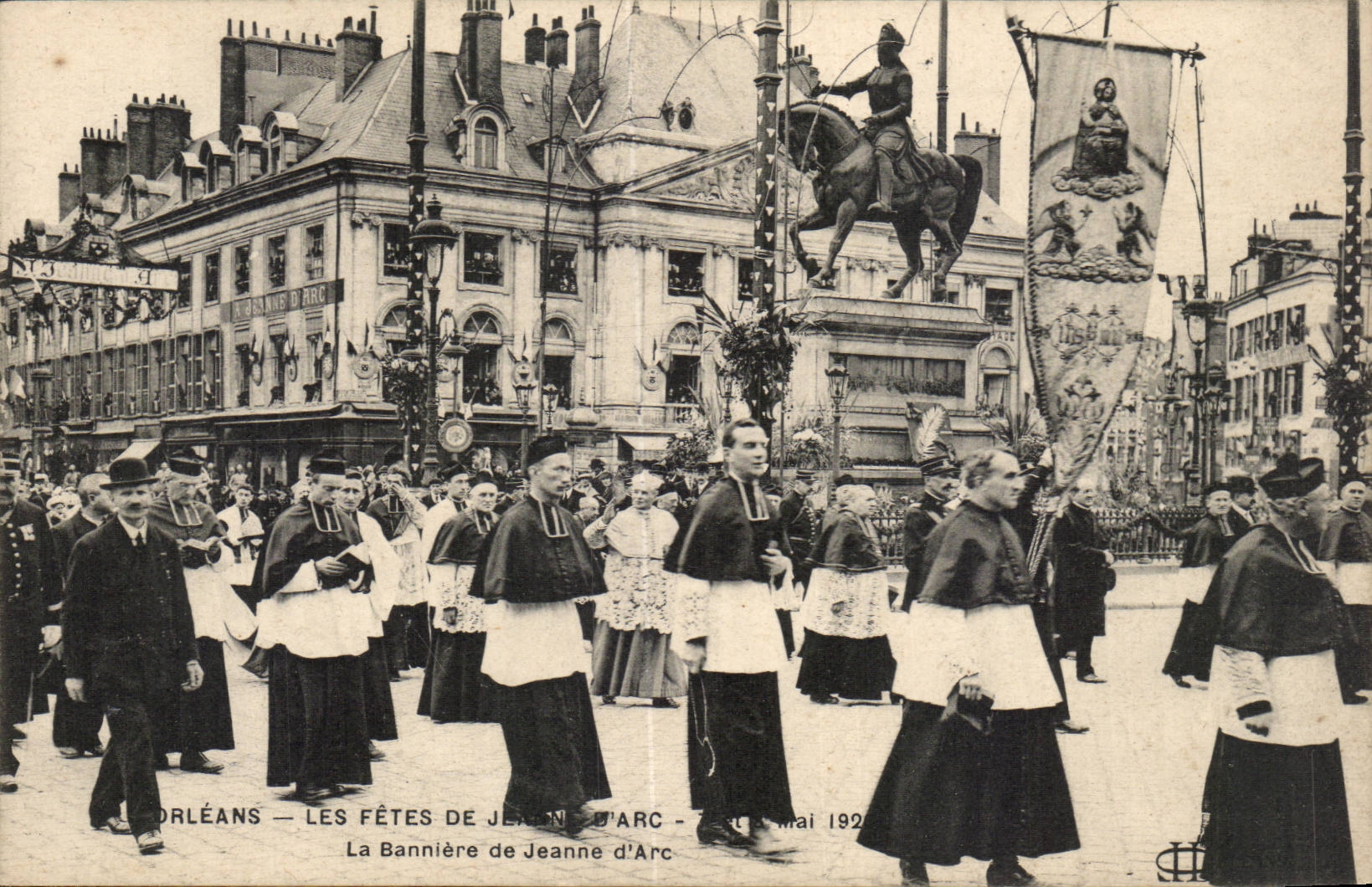 Orleans CPA FEtes de Jeanne d'arc 7 et 9 mai 1920 La banniere de Jeanne d'arc
