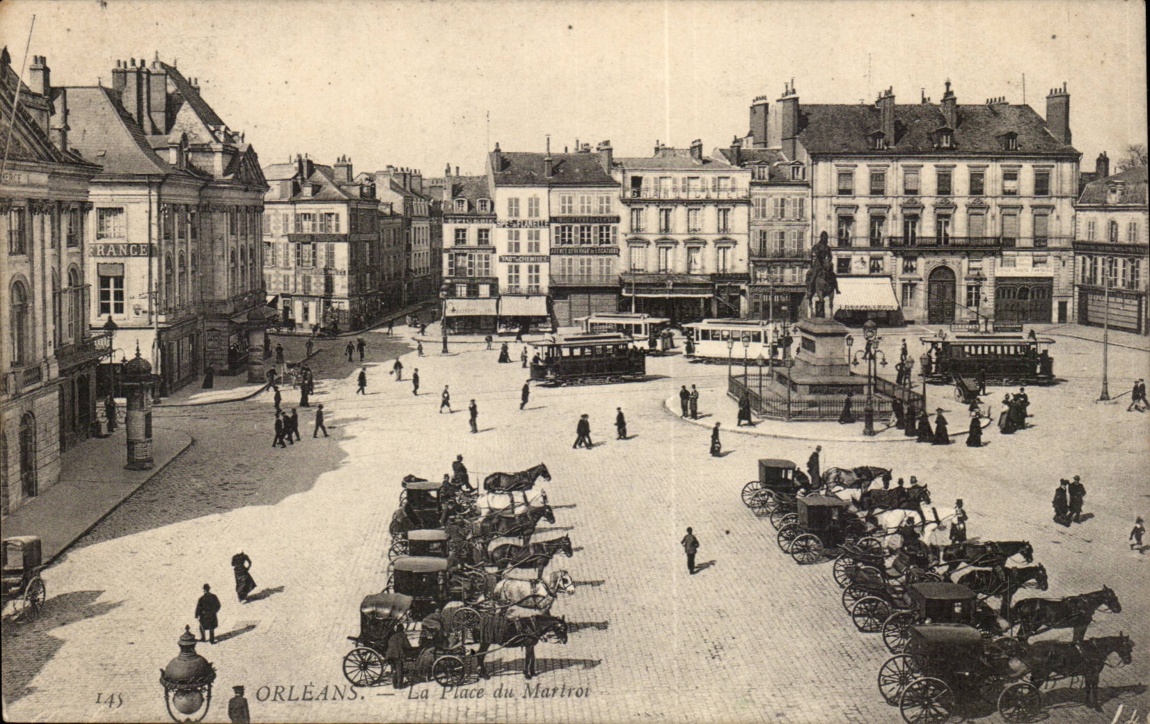Orleans CPA La place du Martroi
