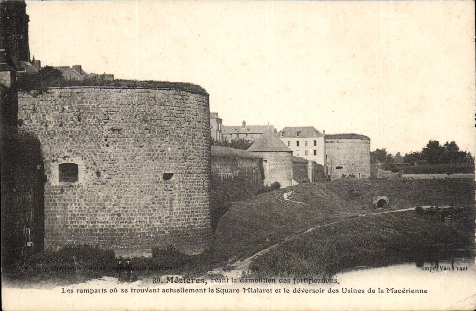 Mézières, avant la démolition des fortifications — Les remparts où se trouvent actuellement le Square Mialaret et le déversoir des Usines de la Macérienne — Impr. Van Praet