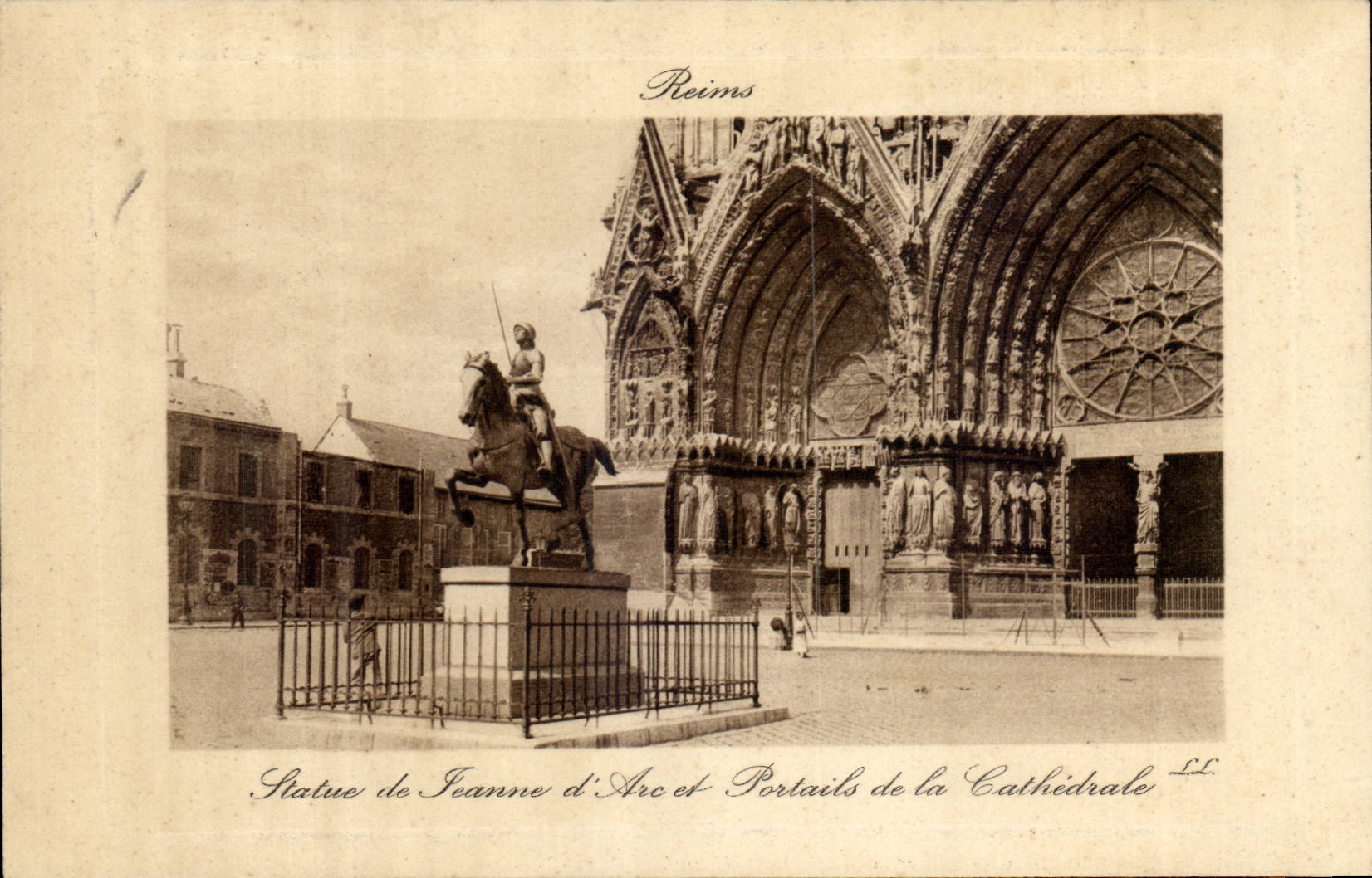 CPA Reims Statue de Jeanne d'arc et portails de la cathedrale