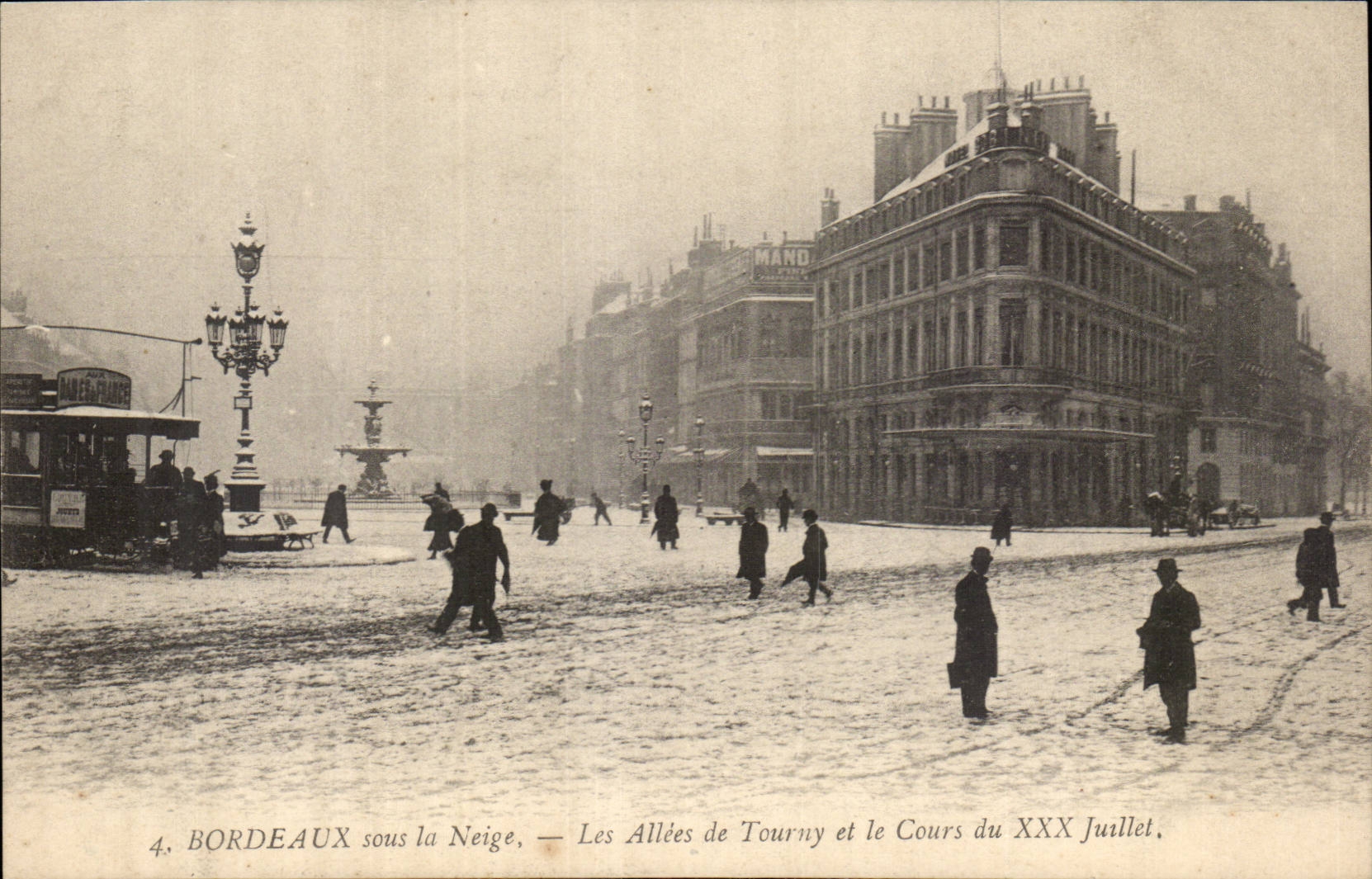 Bordeaux - sous la Neige - Les Allees de Tourny et le Cours du XXX Juillet - tramway - men with tophats