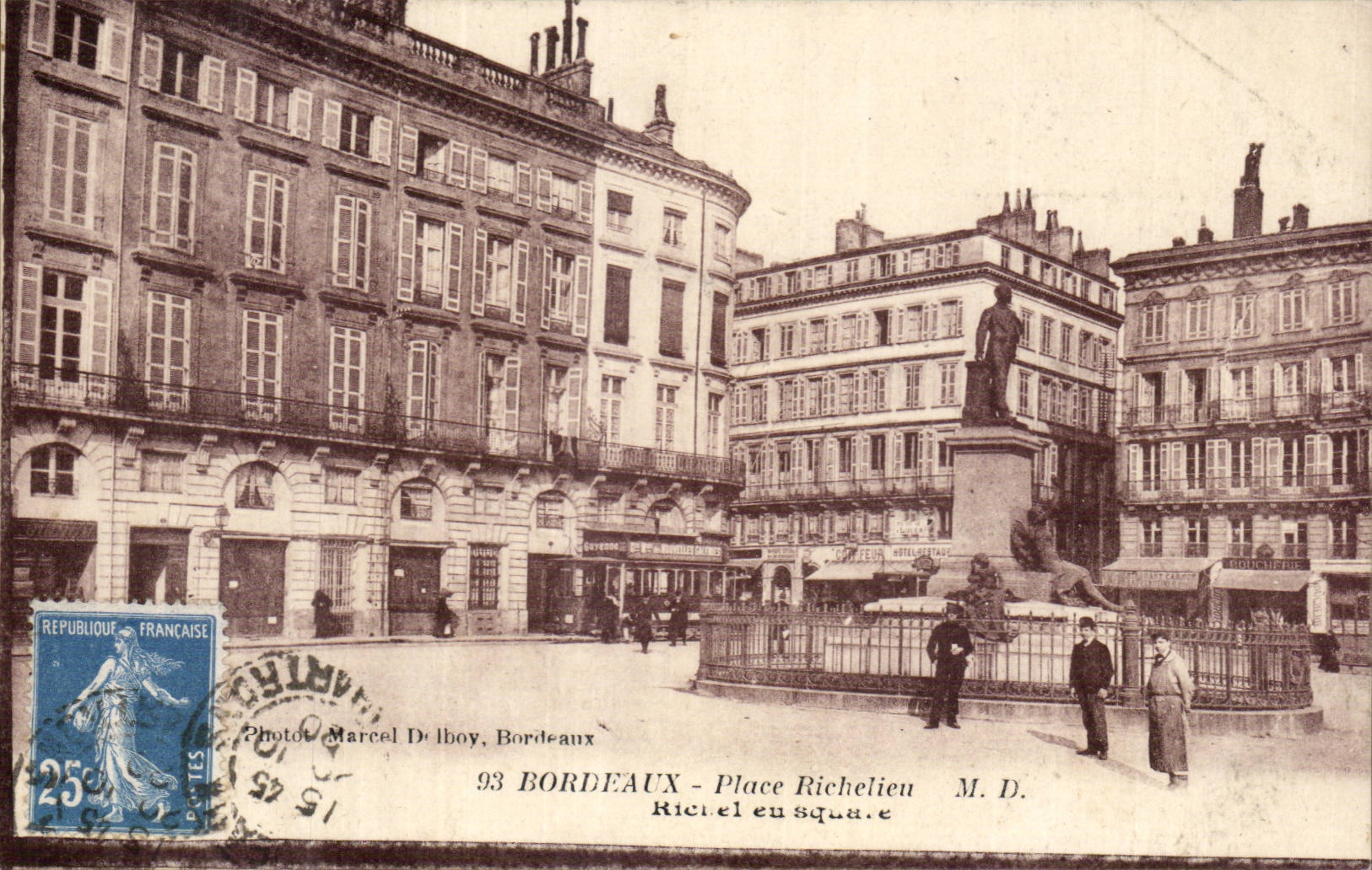 Bordeaux - Place Richelieu men posing in front of square monument - CPA 