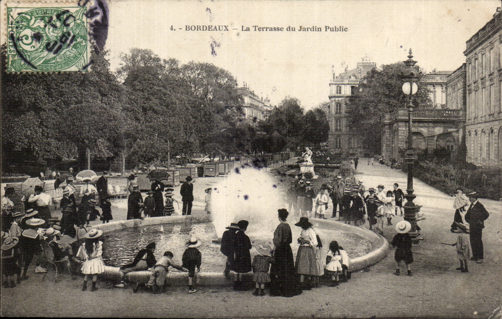 Bordeaux - La Terrasse du Jardin Public - La Grand Fontaine - enfants - children playing - beautiful clothing - CPA 