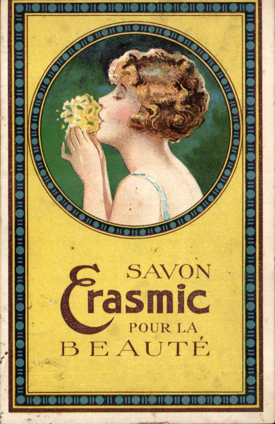 Femme parfumant une fleur — Savon Crasmic pour la beauté — Éditeur non visible