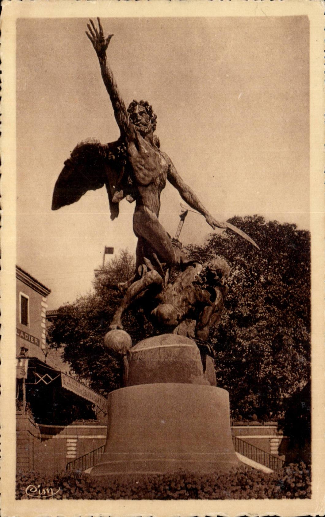 Saint-Gaudens (Hte-Garonne) — Terrasse des Pyrénées — Le nouveau Monument — Phot. Combier